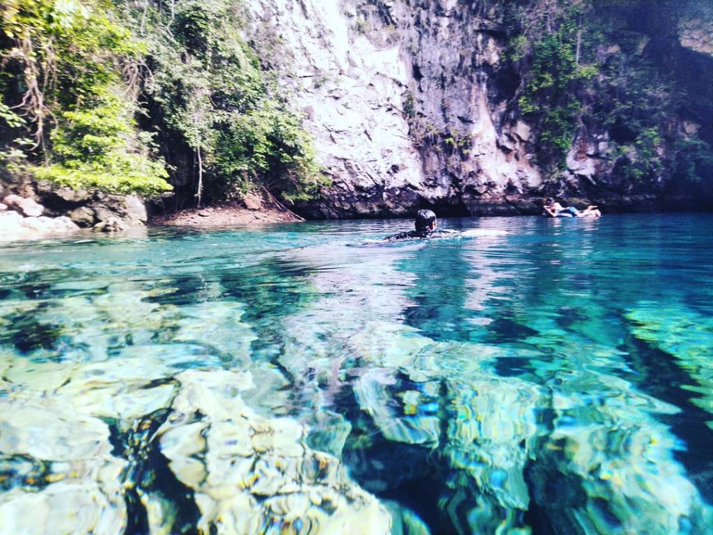 Berenang di Danau Biru Kolaka Utara 2