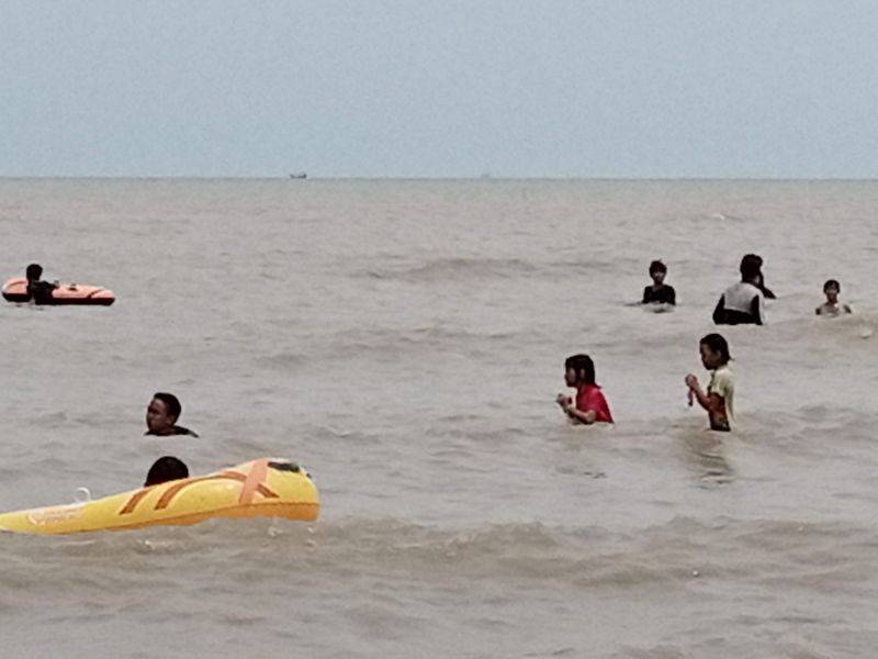 Berenang di Pantai Samudera Baru