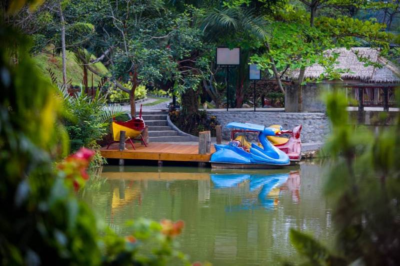 Danau dan Perahu Bebek