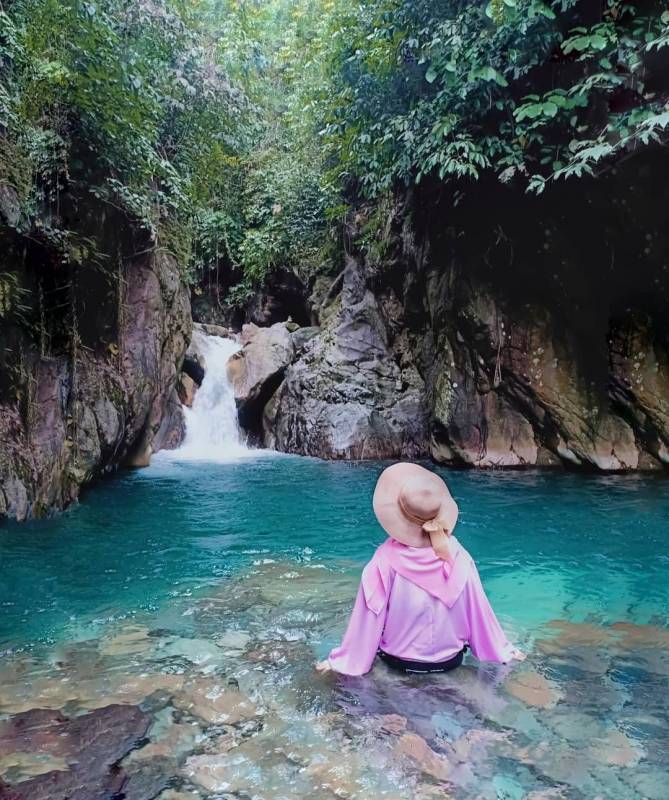 Mandi di Curug Leuwi Hejo by @christy deka