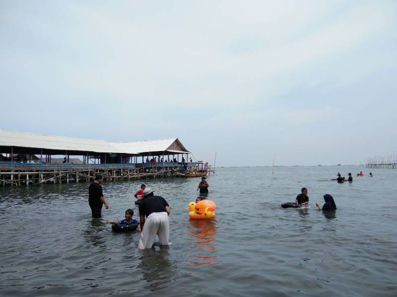 Mandi di Pantai Tanjung Kait