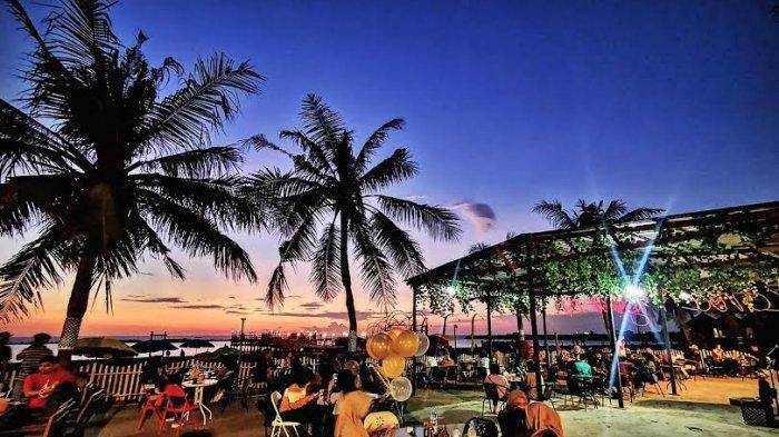 Menikmati Sunset di Cafe by tribunnewscom