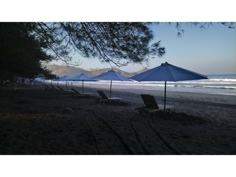 Payung Santai di Pantai Serang Blitar