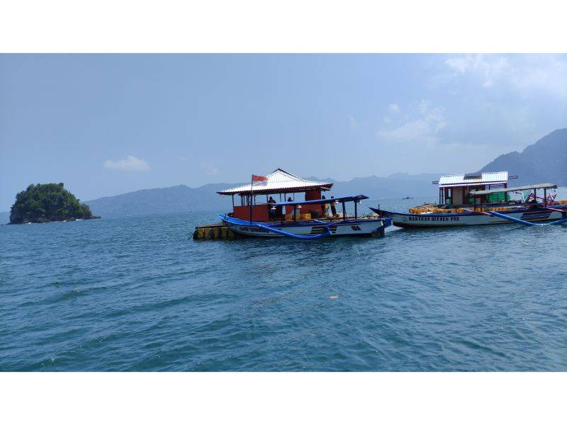 Perahu Pantai Pasir Putih Trenggalek by GMap