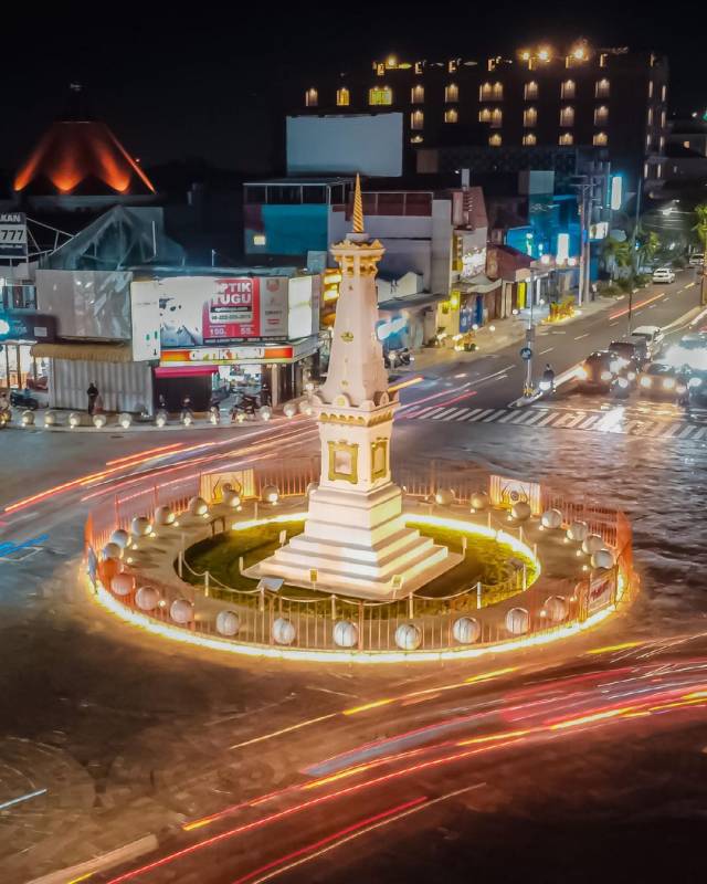 Pesona Tugu Jogja pada Malam Hari