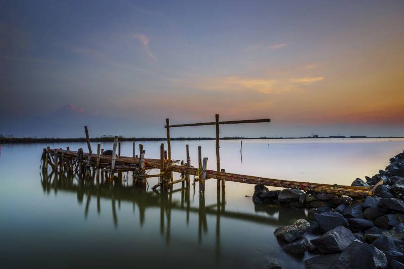 Senja di Pantai Kejawanan Cirebon by Gmap