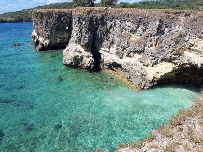 Tebing di pantai pink