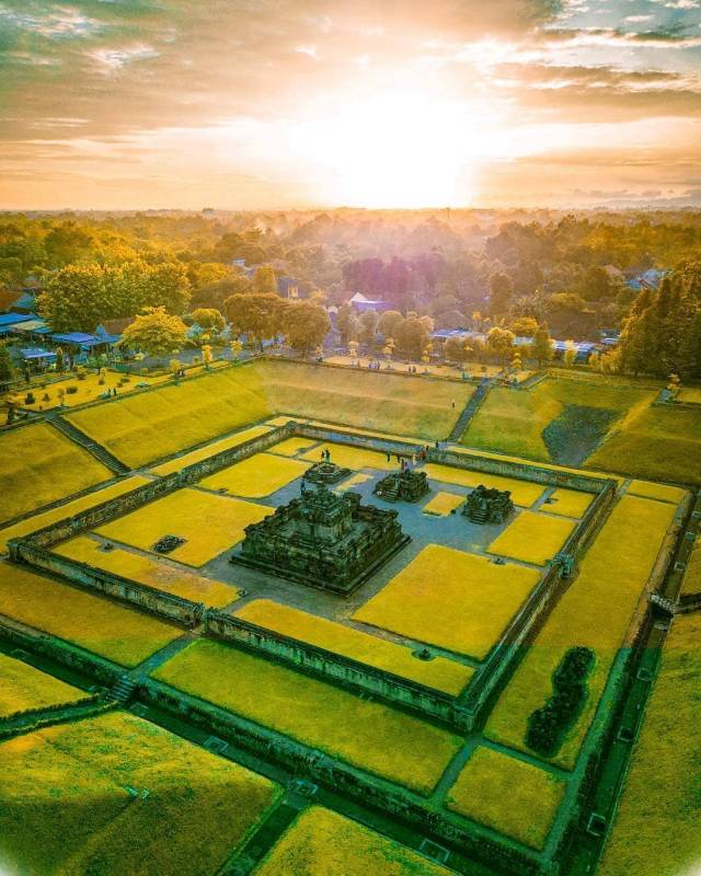 pemandangan Candi Sambisari secara landscape