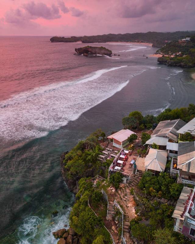 suasana pantai indrayanti