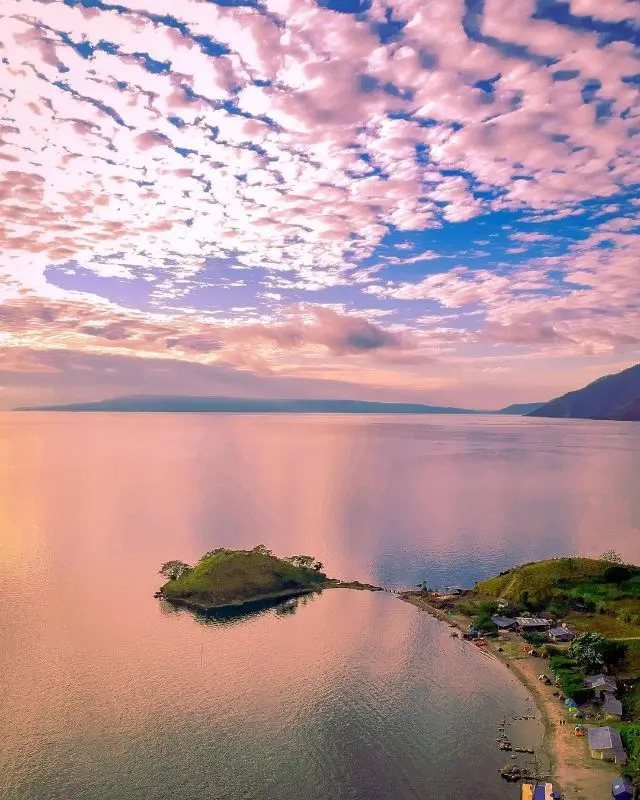 Keindahan Danau Toba Foto by @andiksiboro .