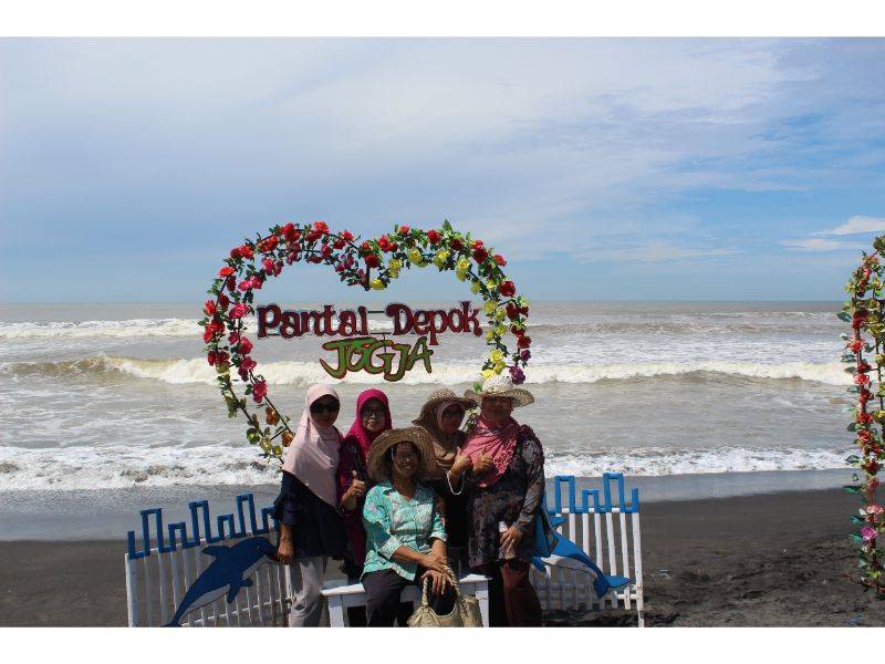 Spot Foto Bersama di Pantai Depok