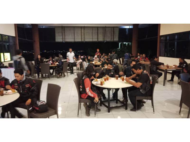 Suasana Makan di Bukit Gronggong by Gmap