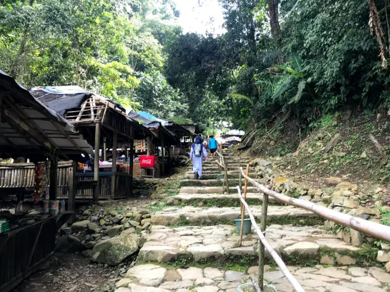 Tengga menuju Curug Cigentis Loji Karawang Foto via Gmap.