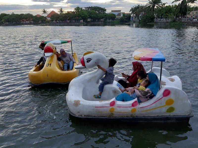 Wahana Bebek Kayuh di Danau Marakash Bekasi foto via Gmap