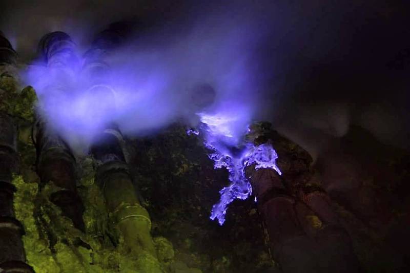 Blue Fire Eksotis di Kawah ijen By @kawahijenindonesia