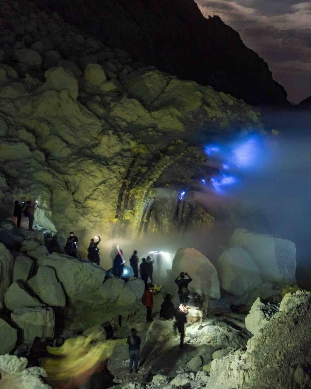 Blue Fire di Kawah Gunung Ijen By @kawahijenindonesia