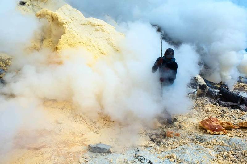 Penambang Belerang di Gunung Ijen By @kawahijenindonesia