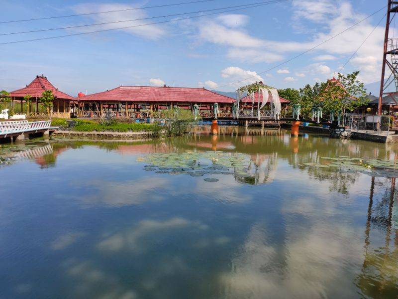 Resto apung Kampung Rawa Ambarawa by Gmap