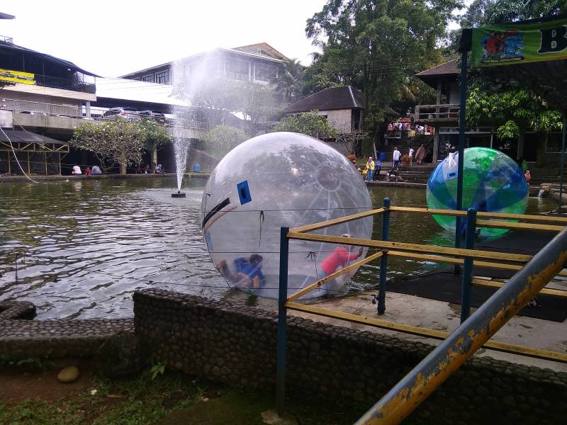 Bermain manusia dalam bola Ski Waterpark Bogor