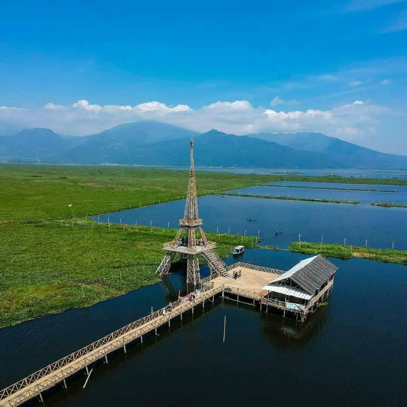 Miniatur Eiffel Di Rawa Pening