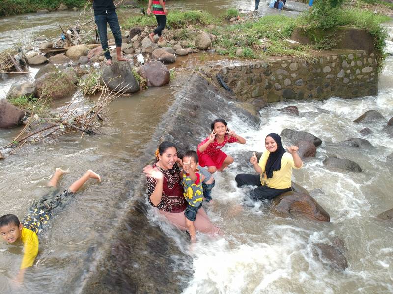 Sumber Air Panas Ciracas Sungai