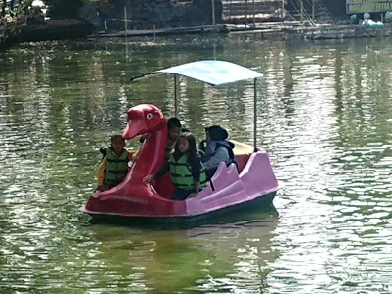 Bebek Apung Waterpark Kyai Masni Ciperna