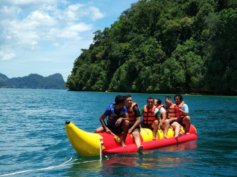 Bermain banana boat di Pantai 3 Warna Malang