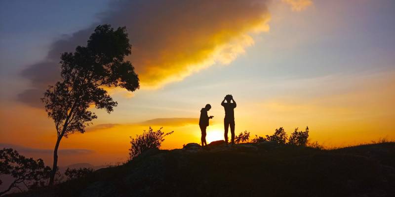 Berburu Senja di Puncak Tugu Magir