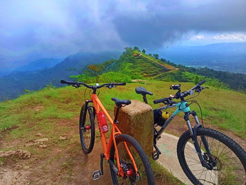 Bersepeda di Puncak Tugu Magir