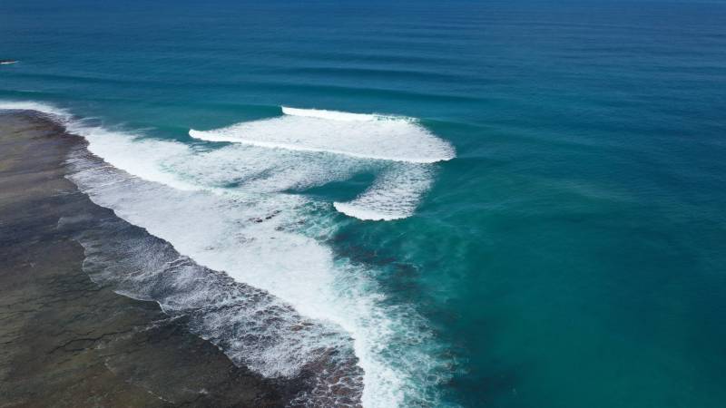 Ombak Besar di Pantai Sorake Nias selatan