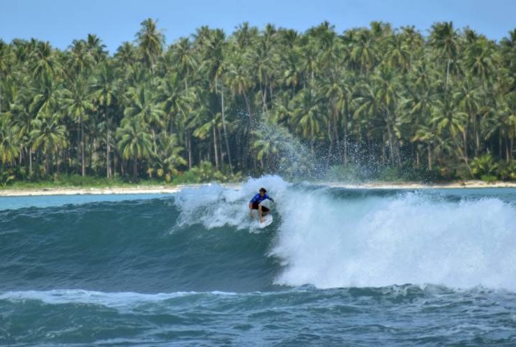 Tempat Favorit untuk Berselancar di Pantai Sorake Nias selatan