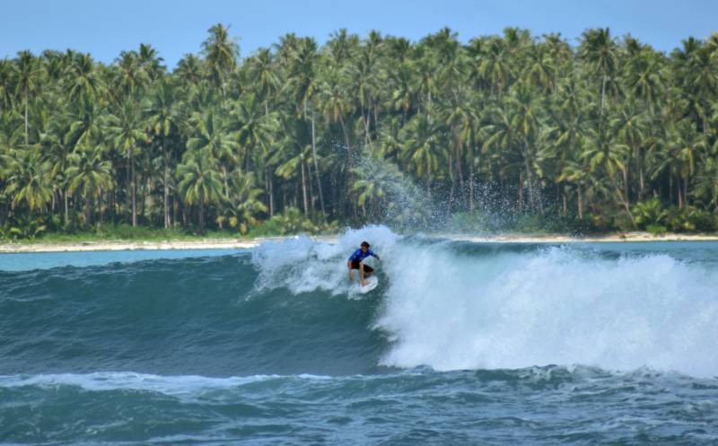 Tempat Favorit untuk Berselancar di Pantai Sorake Nias selatan