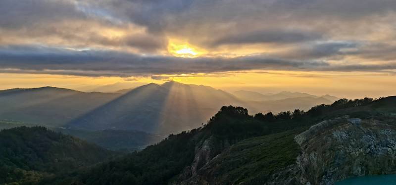 Pancaran Sinar Matahari yang indah di Danau Kelimutu