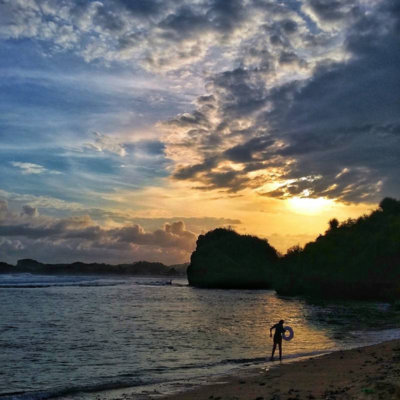 Menikmati Sunset di Pantai Drini