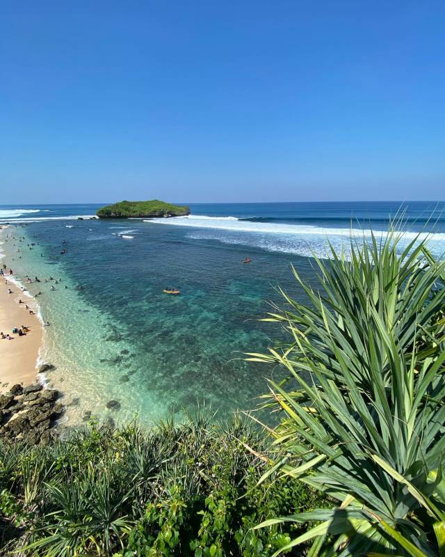 Pemandangan Indah Dari Tebing Pantai Sadranan