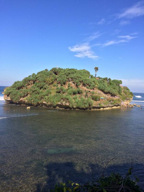 Pulau Kecil di Pantai Drini