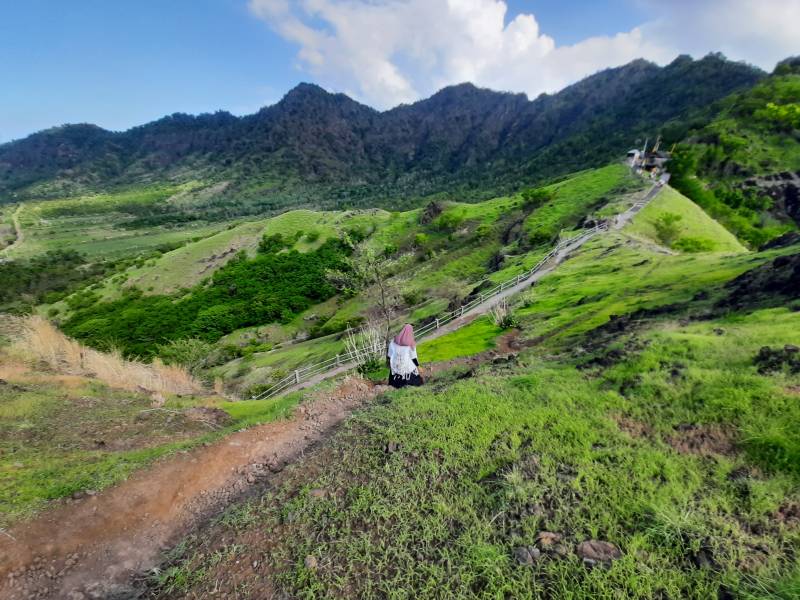 Jalan Menuju Pura Bukit Batu Kursi Pemuteran