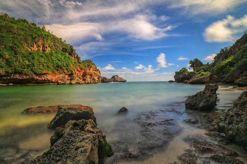 Karang di Pantai Ngrenehan Foto By Wisata Jogja285