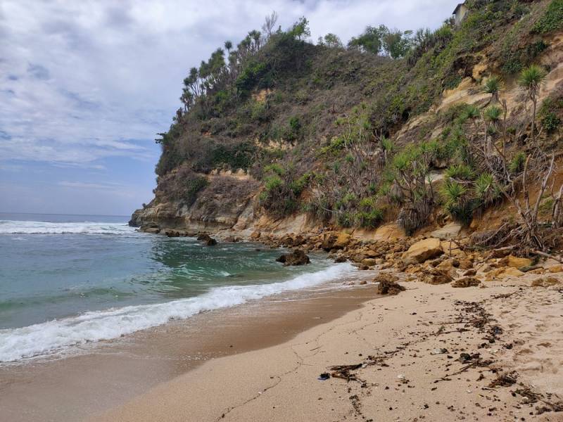 Tebing Karst Pantai Nampu 1