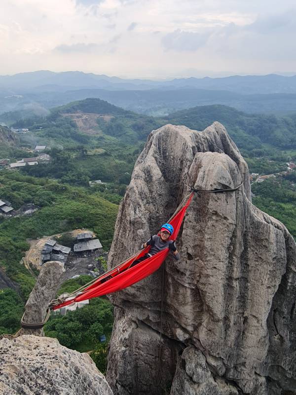 Berwisata menaiki hammock di Tebing Masigit