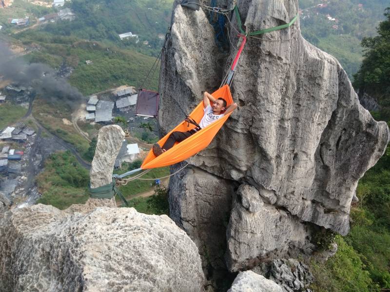 Tiduran di Hammock di Tebing Masigit