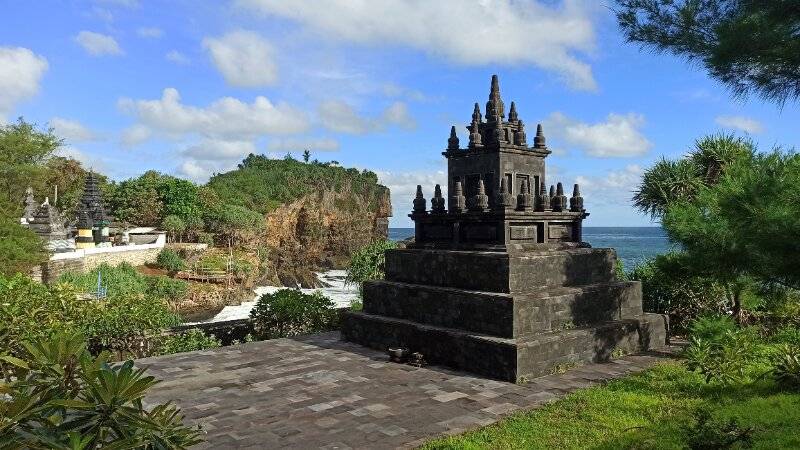 Bangunan Candi di Pantai Ngobaran