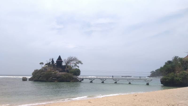 Jembatan Beton Pantai Balekambang