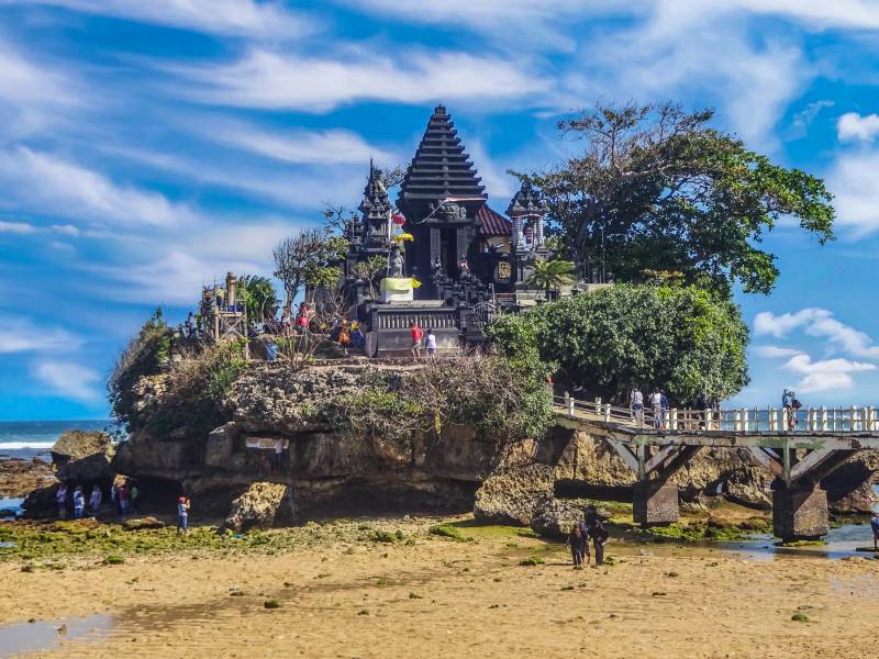 Pura di Pantai Balekambang Malang