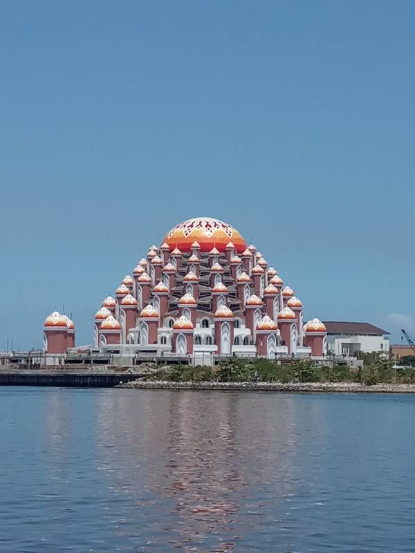 Masjid Terapung Amirul Mukminin