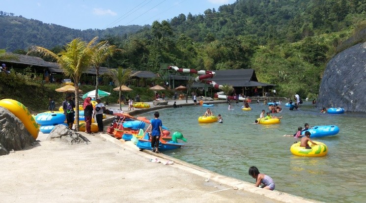 anak akan betah bermain di kolam air terjun bidadari