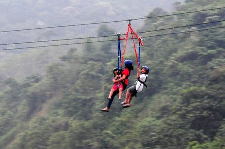 bermain flying fox di curug bidadari