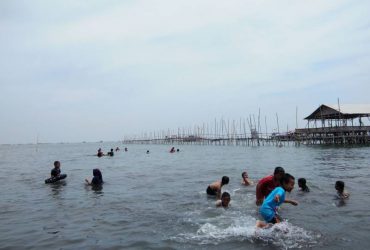 Berenang di Pantai Tanjung Kait