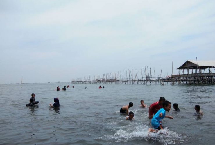 Berenang di Pantai Tanjung Kait