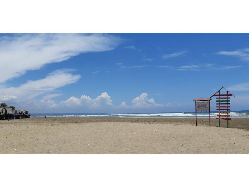 Pemandangan di Pantai Bagedur by Gmap